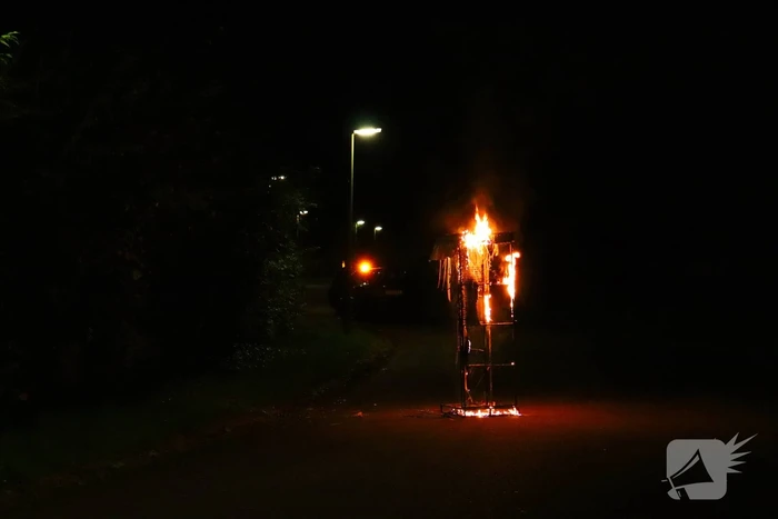 Brandweer blust brandend object