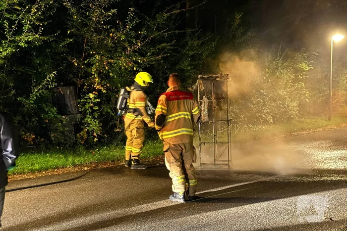 Brandweer blust brandend object