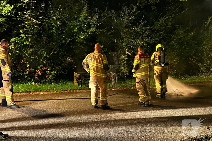 Brandweer blust brandend object