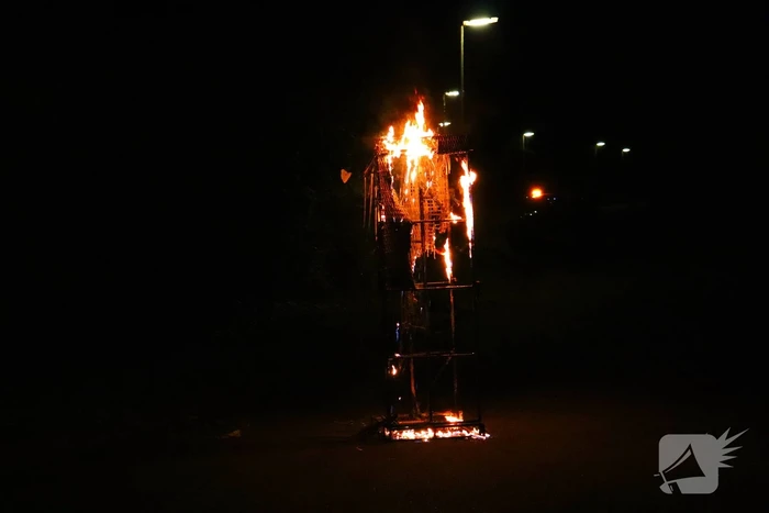 Brandweer blust brandend object