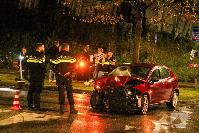 Flinke schade bij botsing met twee voertuigen