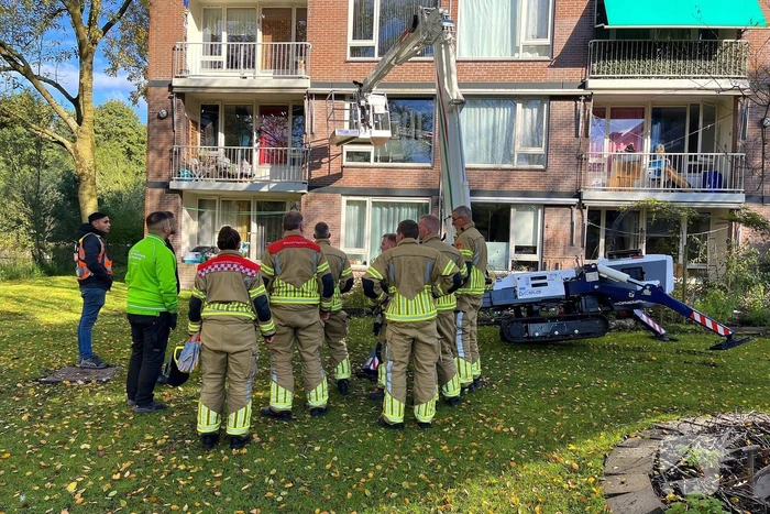 Hoogwerker zakt weg, brandweer schiet te hulp