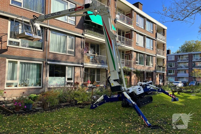 Hoogwerker zakt weg, brandweer schiet te hulp