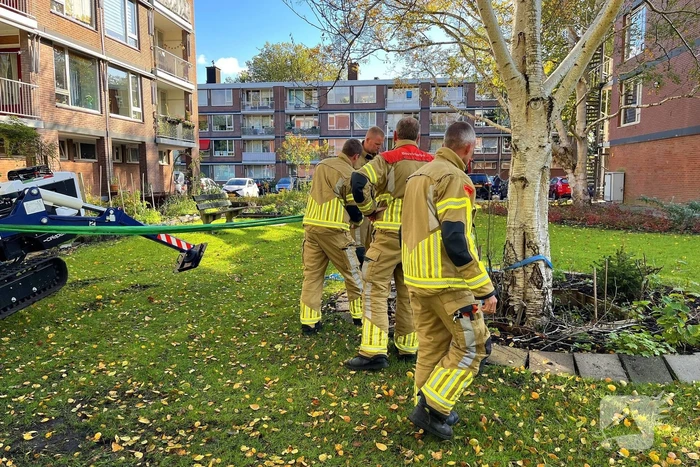 Hoogwerker zakt weg, brandweer schiet te hulp