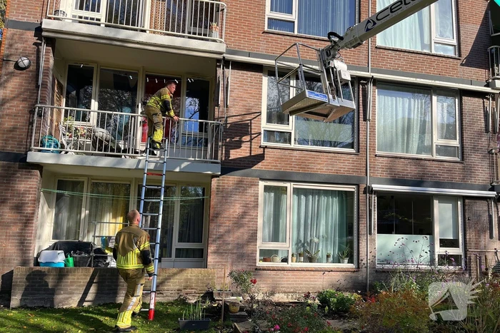 Hoogwerker zakt weg, brandweer schiet te hulp