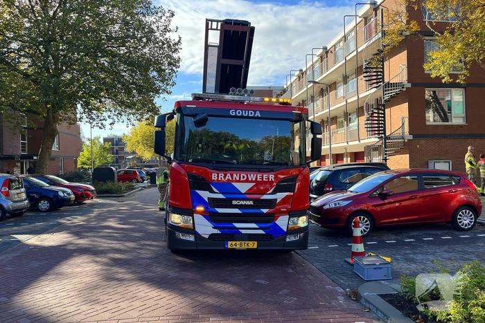 Hoogwerker zakt weg, brandweer schiet te hulp