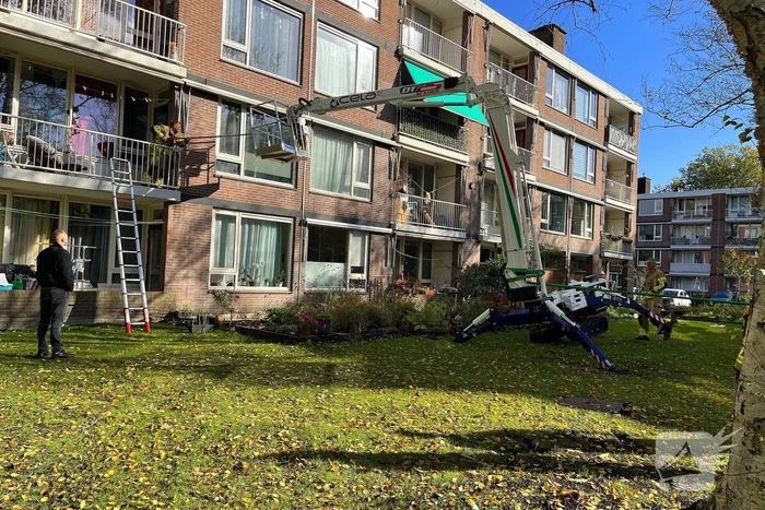 Hoogwerker zakt weg, brandweer schiet te hulp