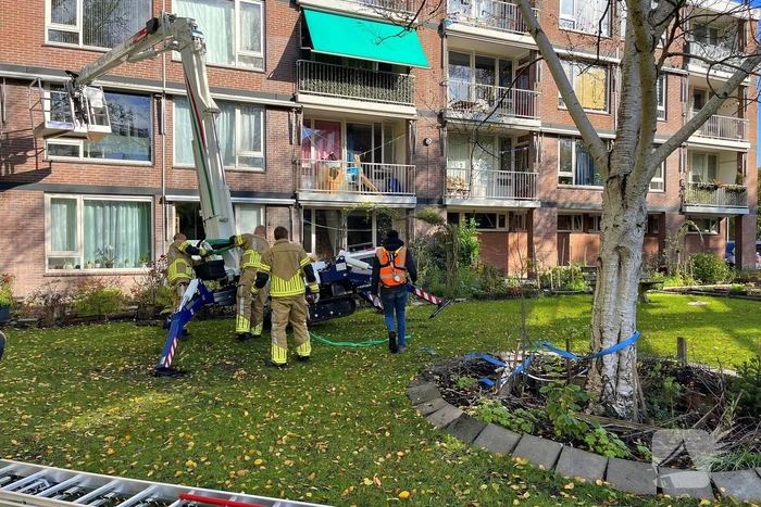 Hoogwerker zakt weg, brandweer schiet te hulp