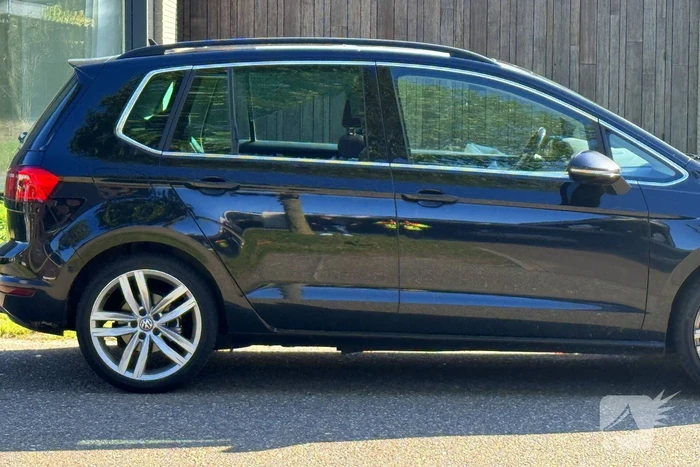 Automobilist botst op afslaande fietser