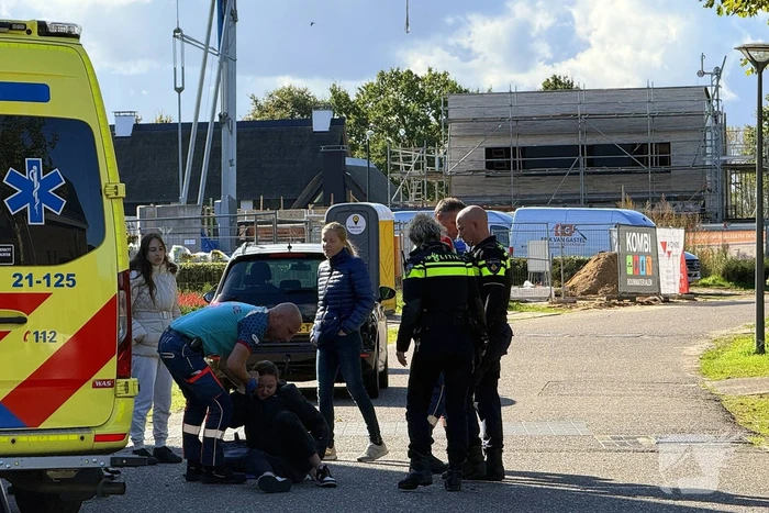 Automobilist botst op afslaande fietser