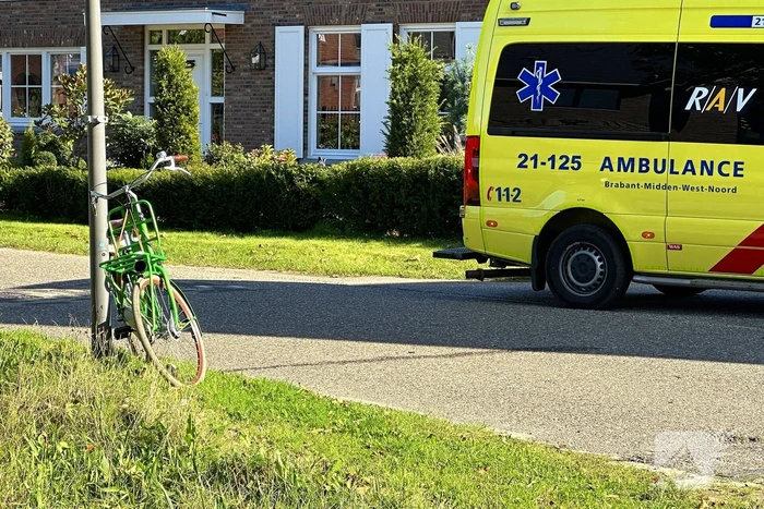 Automobilist botst op afslaande fietser