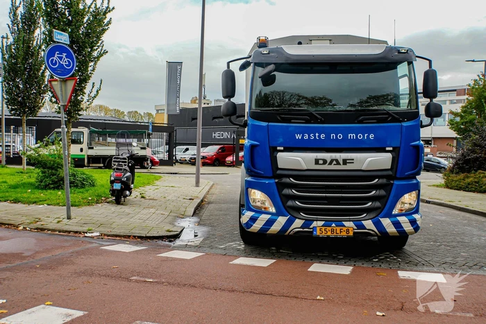 Scooterrijder aangereden door vuilniswagen op fietspad