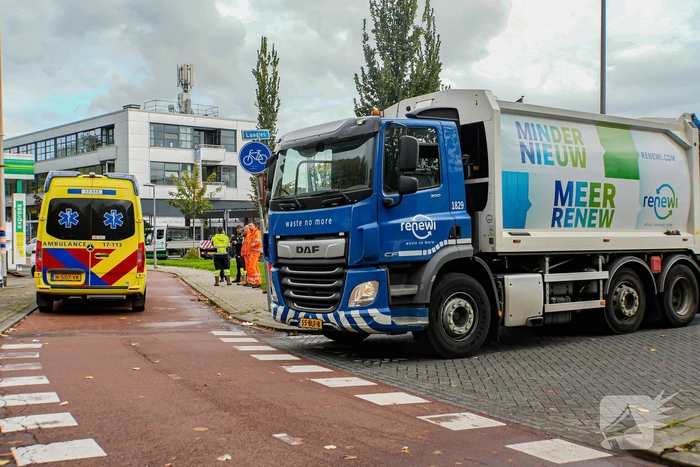 Scooterrijder aangereden door vuilniswagen op fietspad