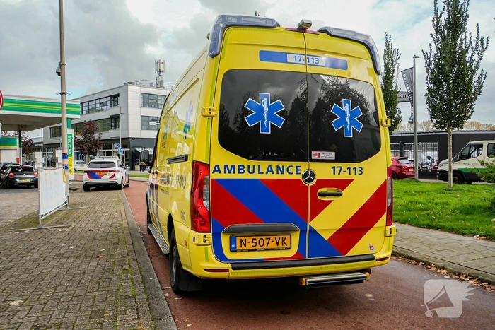 Scooterrijder aangereden door vuilniswagen op fietspad