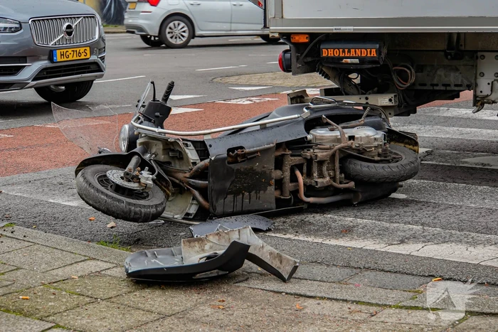 Scooter botst op bakwagen