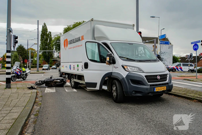 Scooter botst op bakwagen