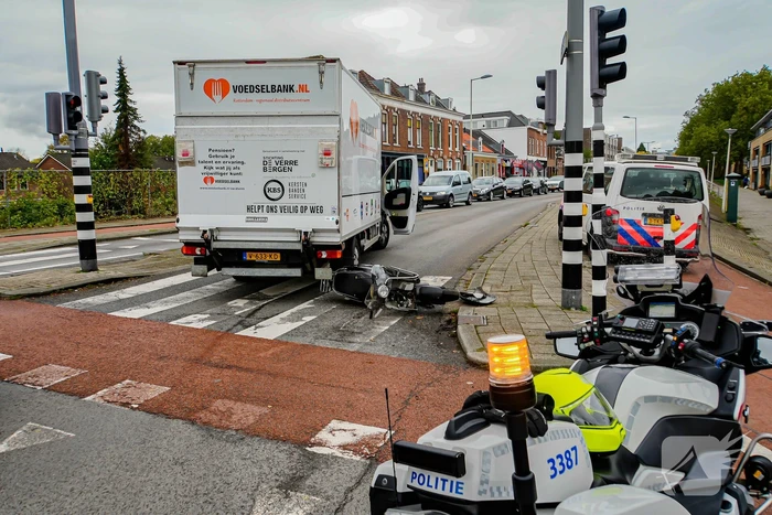 Scooter botst op bakwagen