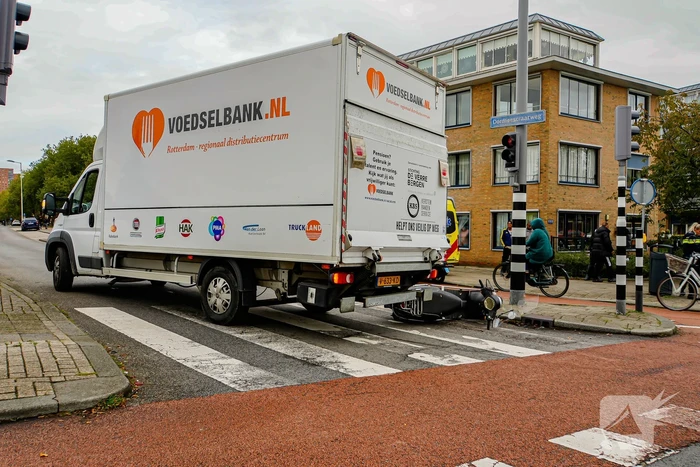Scooter botst op bakwagen