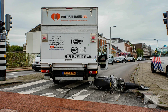 Scooter botst op bakwagen