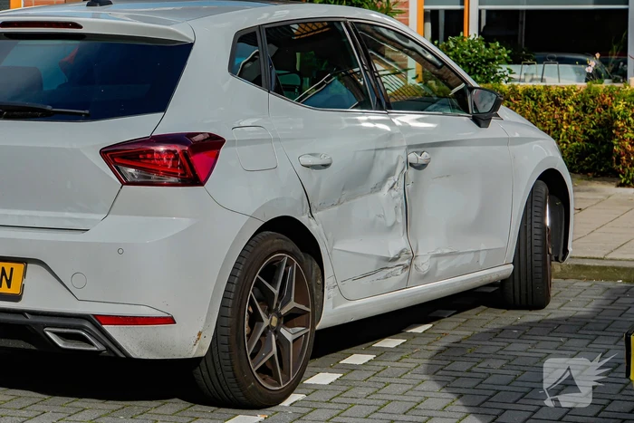 Schade na botsing tussen auto en bestelbus