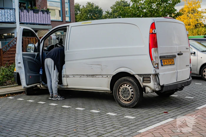 Schade na botsing tussen auto en bestelbus