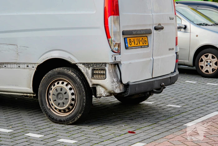 Schade na botsing tussen auto en bestelbus