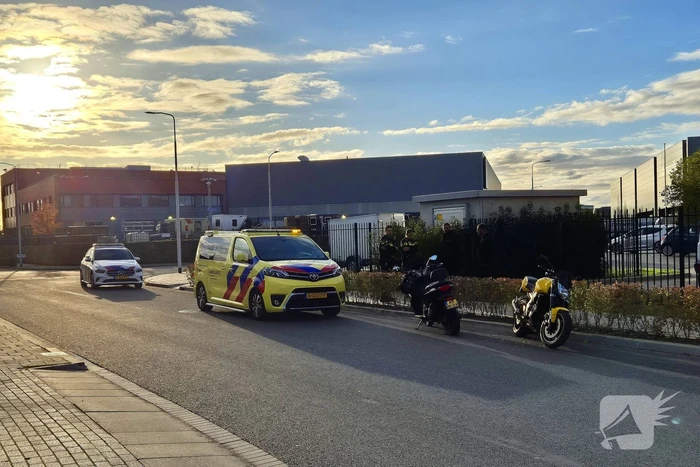 Twee motorrijders komen in botsing met elkaar