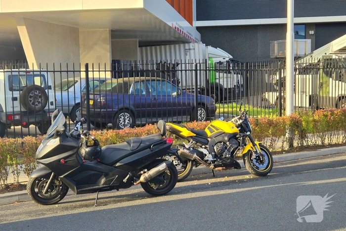 Twee motorrijders komen in botsing met elkaar