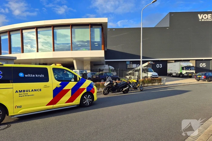 Twee motorrijders komen in botsing met elkaar