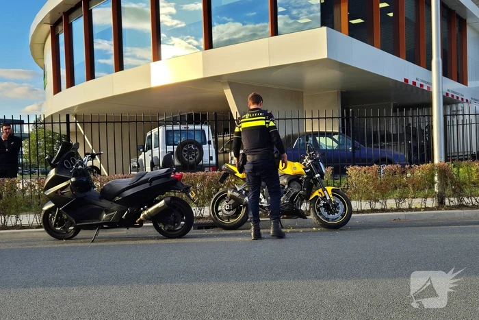 Twee motorrijders komen in botsing met elkaar