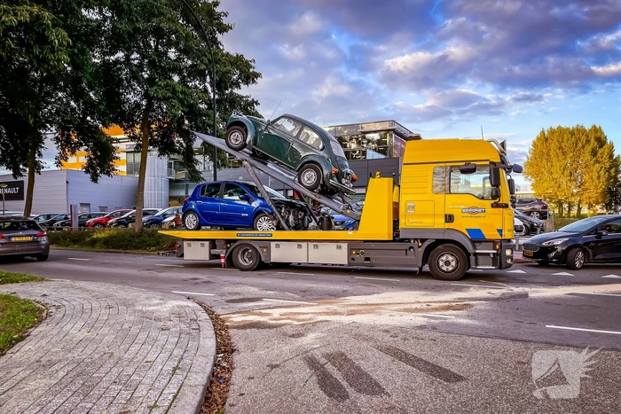 Twee personenwagens botsen op kruispunt