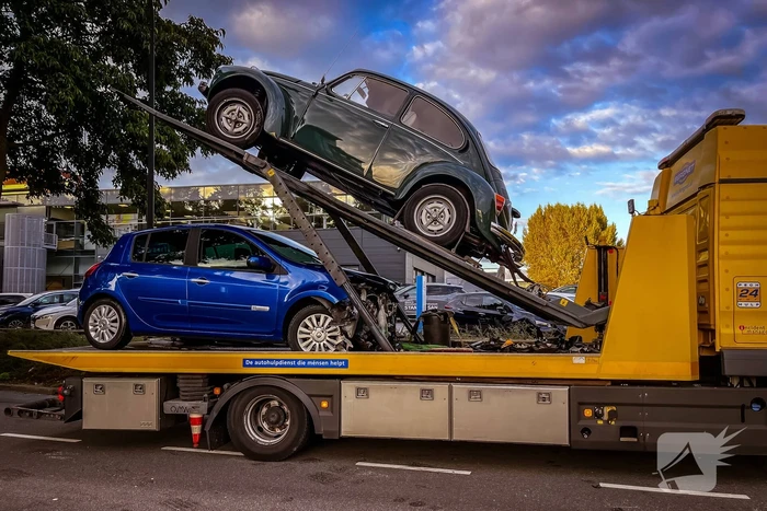 Twee personenwagens botsen op kruispunt