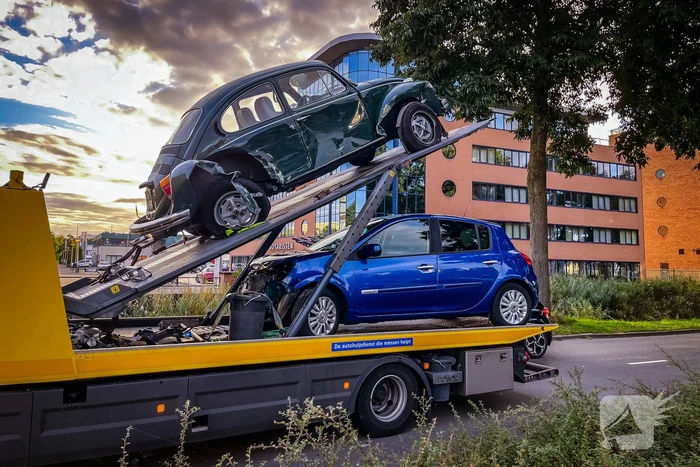 Twee personenwagens botsen op kruispunt