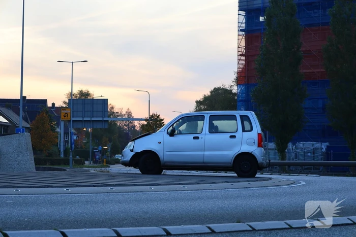 Twee auto's botsen op rotonde