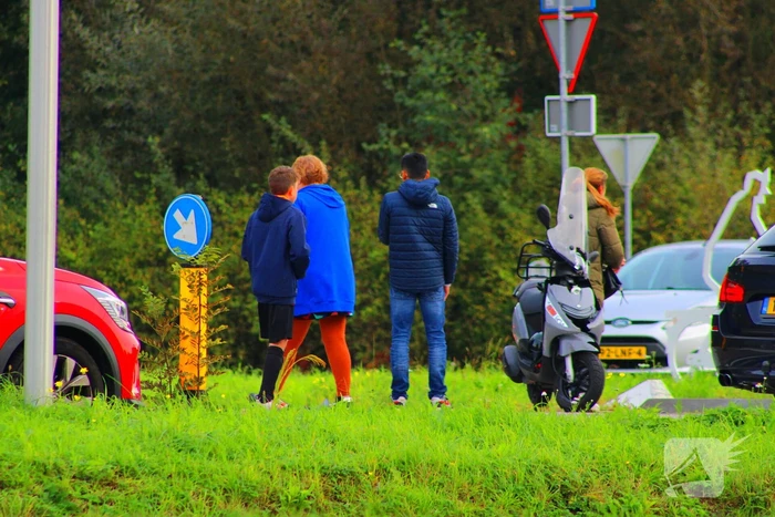 Scooterrijder en automobilist in botsing