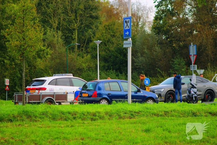 Scooterrijder en automobilist in botsing