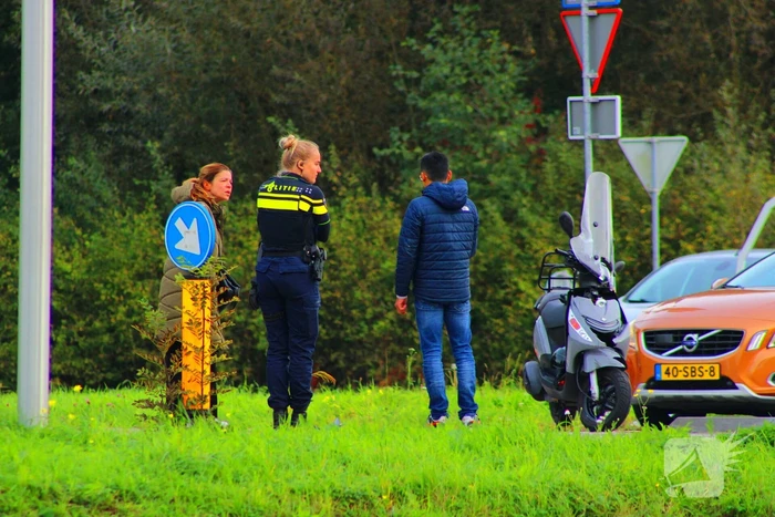 Scooterrijder en automobilist in botsing
