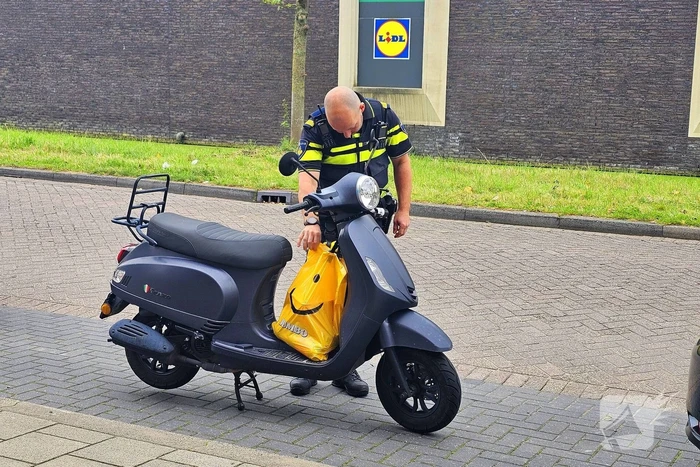 Ambulancedienst ingezet nadat scooterrijder tegen auto botst