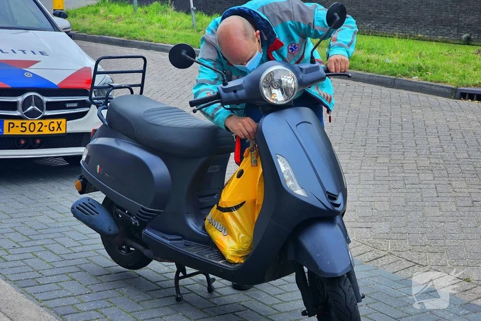 Ambulancedienst ingezet nadat scooterrijder tegen auto botst