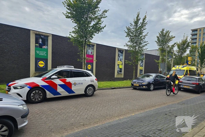 Ambulancedienst ingezet nadat scooterrijder tegen auto botst