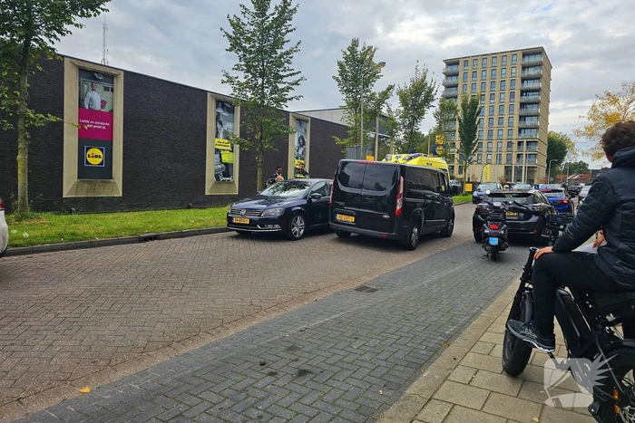 Ambulancedienst ingezet nadat scooterrijder tegen auto botst