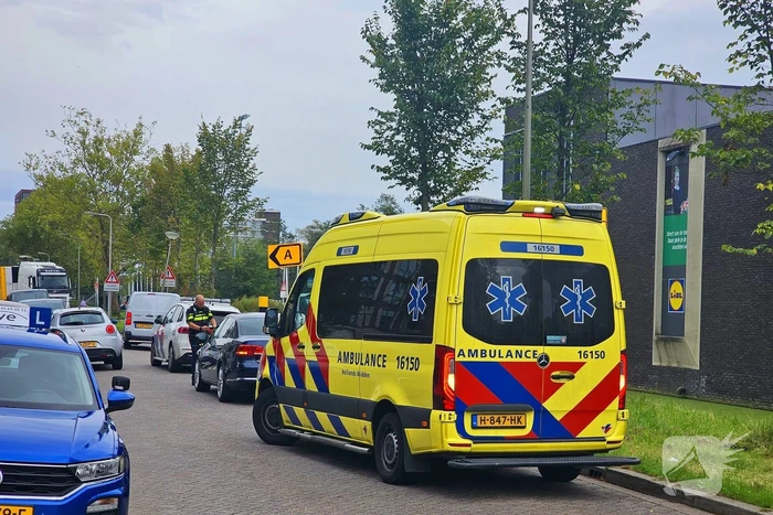 Ambulancedienst ingezet nadat scooterrijder tegen auto botst