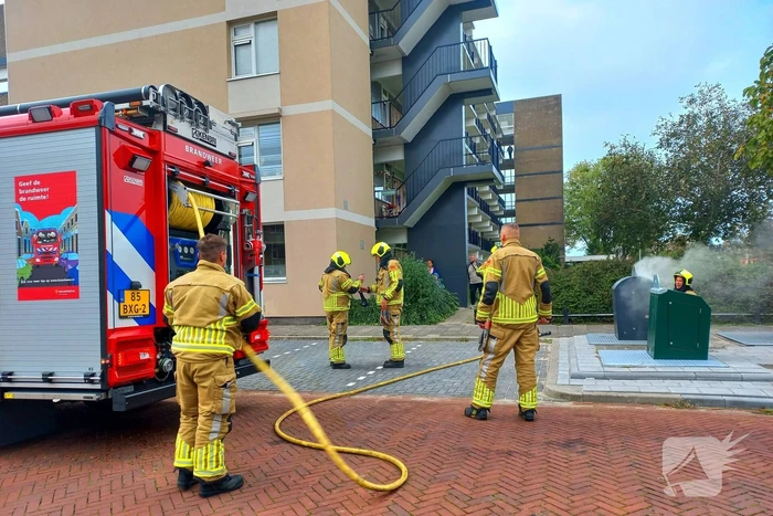 Brandweer dooft brand in ondergrondse vuilcontainer