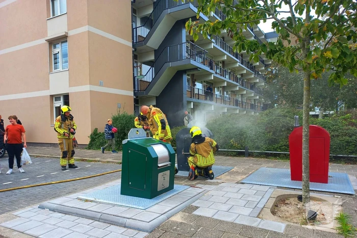 Brandweer dooft brand in ondergrondse vuilcontainer