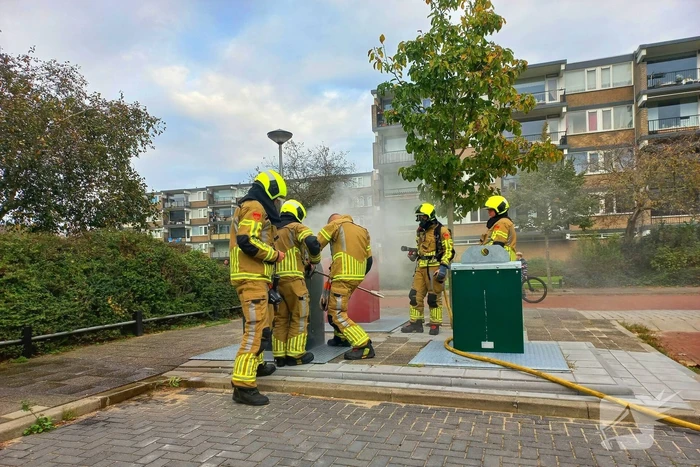 Brandweer dooft brand in ondergrondse vuilcontainer
