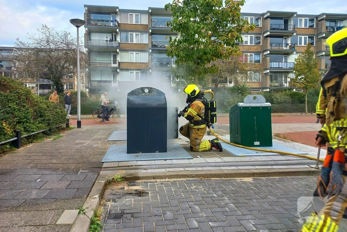 Brandweer dooft brand in ondergrondse vuilcontainer
