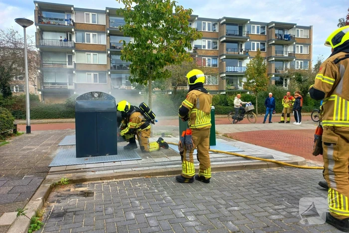 Brandweer dooft brand in ondergrondse vuilcontainer