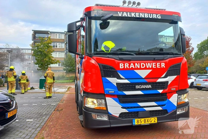 Brandweer dooft brand in ondergrondse vuilcontainer
