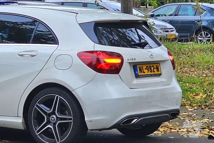 Drie auto's op elkaar bij botsing, inzittenden ongedeerd