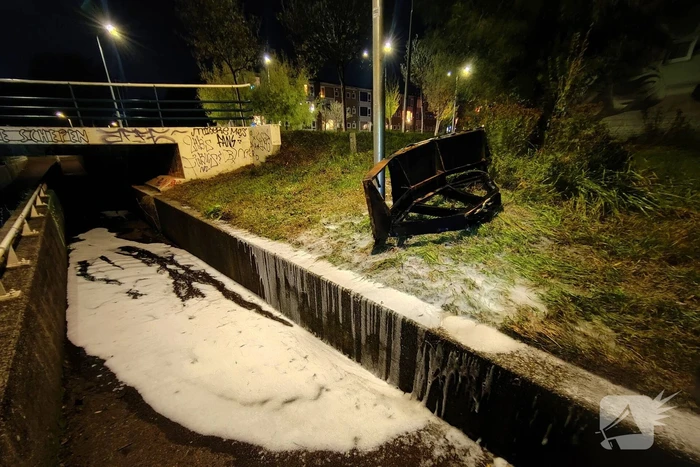 Bankstel brandt volledig uit bij tunnel